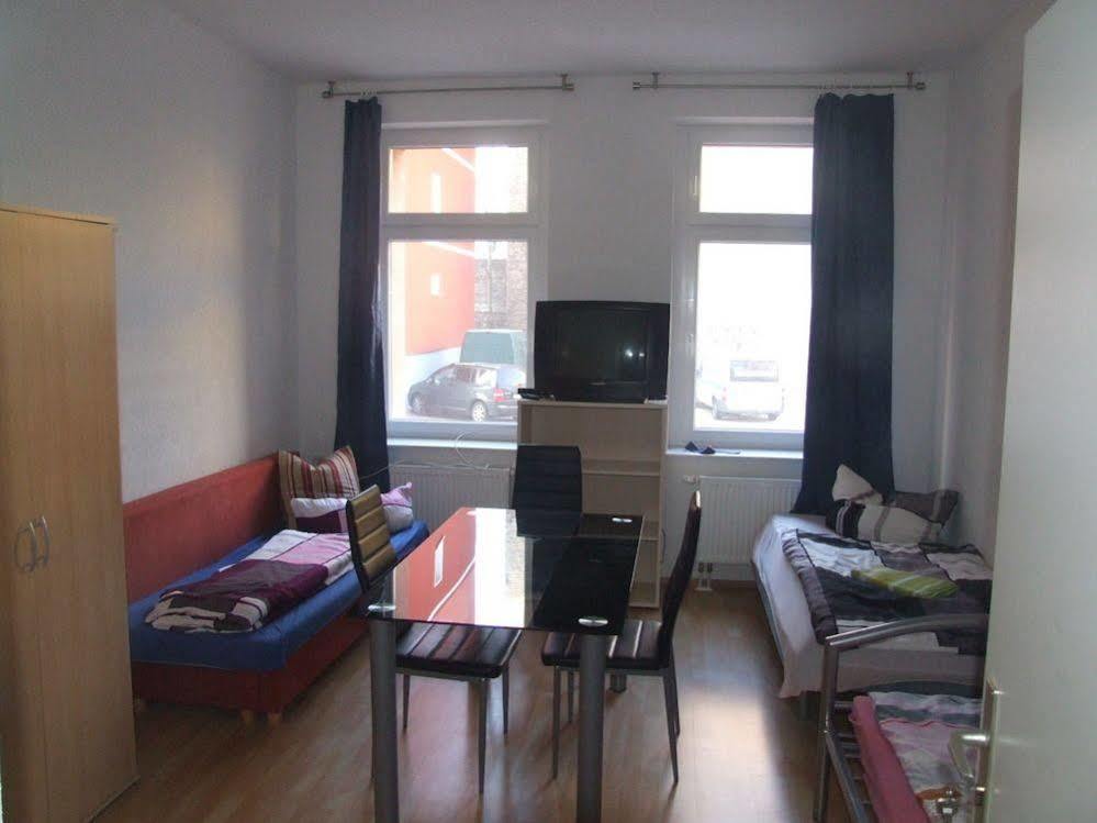 Hostel Im Medizinerviertel Halle  Esterno foto