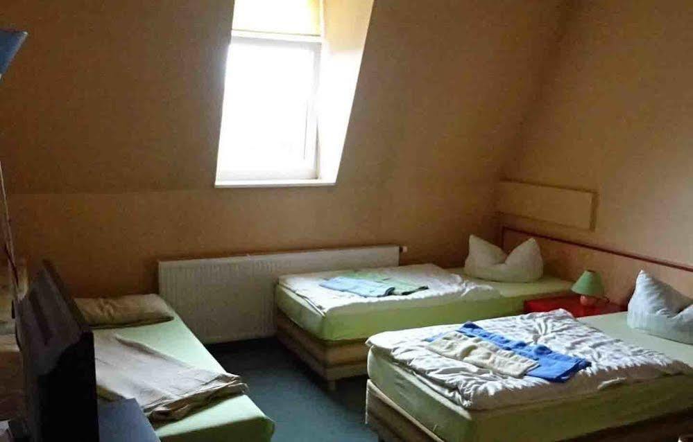Hostel Im Medizinerviertel Halle  Esterno foto